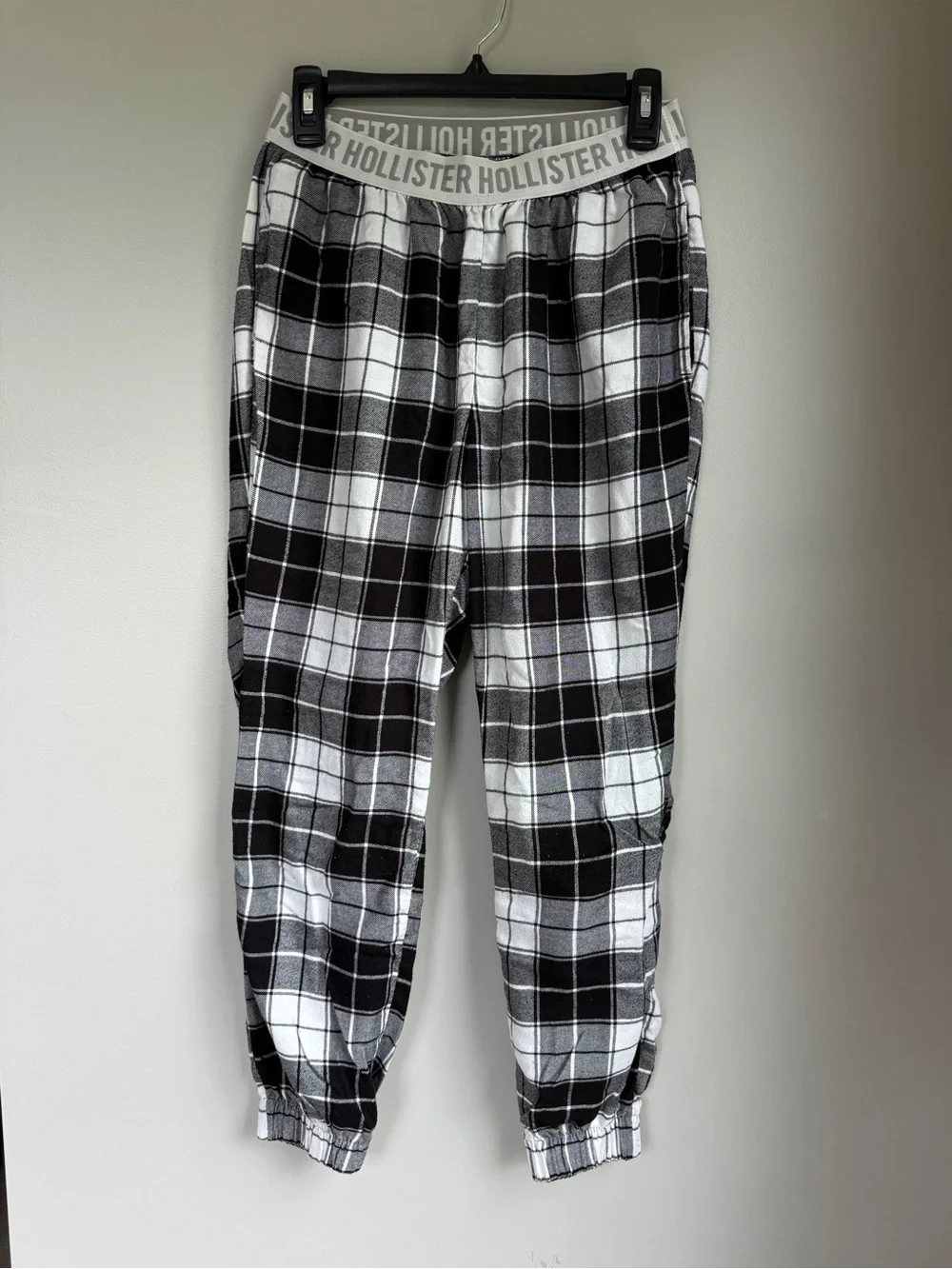 Hollister Women’s Black & White Plaid Pajama Pants | Size: Small